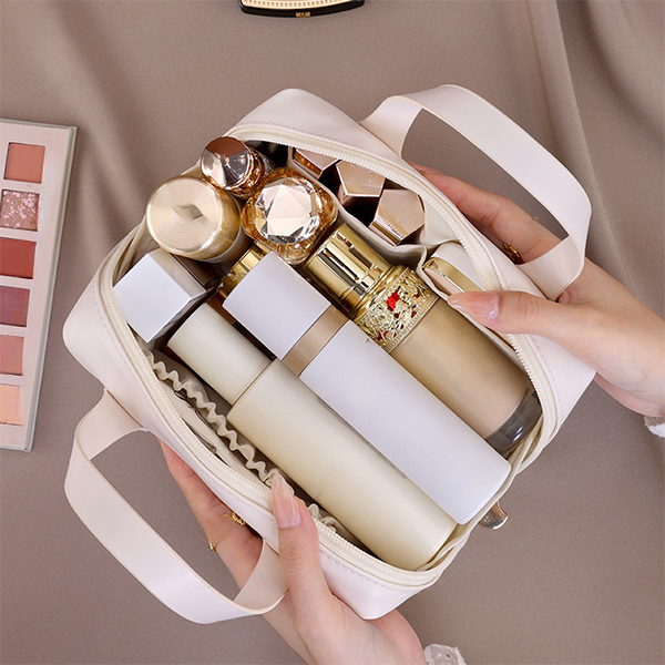 Delicate Beying hand makeup bag